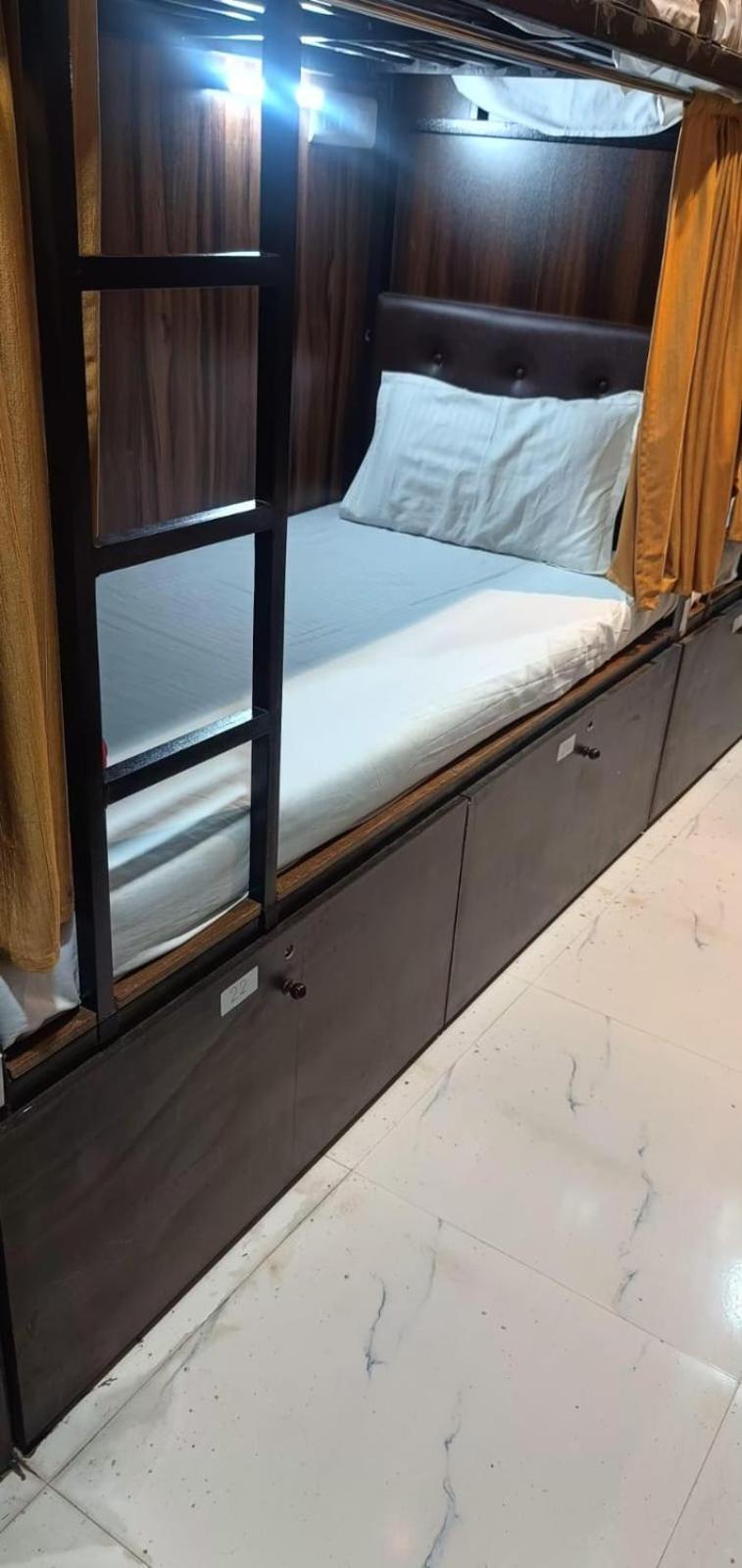 Golden View Dormitory Hotel Mumbai Exterior foto